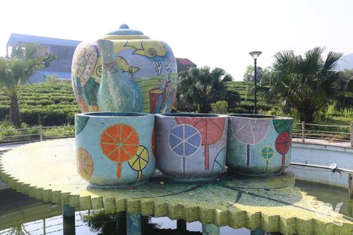 Bộ “Ấm trà tri kỷ” tại Không gian văn hóa trà Tân Cương được Trung tâm Sách Kỷ lục Việt Nam xác nhận kỷ lục vào ngày 13/11/2011.