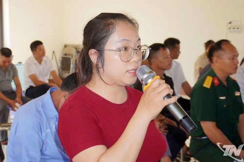 Cử tri thôn Thống Nhất phát biểu tại buổi tiếp xúc.
