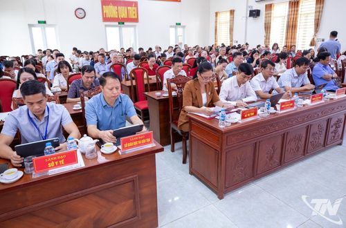 Trên 200 cử tri tham gia buổi tiếp xúc.