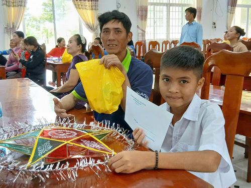 Các em thiếu nhi vui mừng nhận món quà Trung thu yêu thích