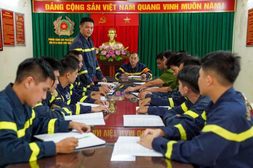 Trung tá Bùi Duy Toàn giao ban cùng đồng đội tại đơn vị. Ảnh: Bảo Hân
