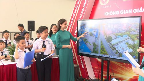 Khách tham quan trải nghiệm không gian số, khám phá các sản phẩm, tiện ích công nghệ tại chương trình. Ảnh: Mai Khôi