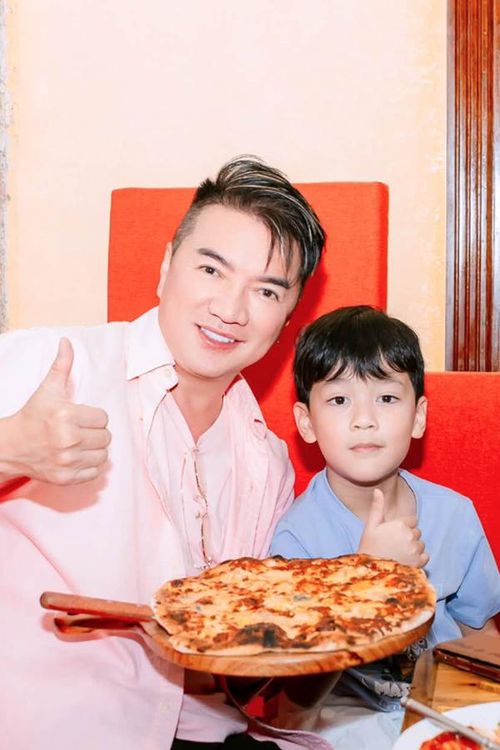 Cậu bé cũng dần quen với cuộc sống có bố là người nổi tiếng. Polo nhiều lần theo Đàm Vĩnh Hưng đi biểu diễn, đi du lịch và gặp gỡ những người bạn của bố. 