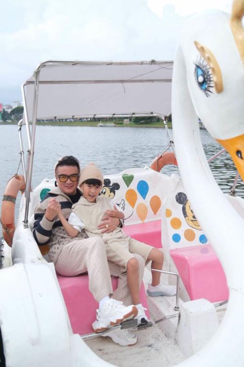 Ở tuổi 55, Đàm Vĩnh Hưng vẫn đứng trên sân khấu, vẫn làm nhạc và xuất hiện trong những chương trình phù hợp. Tuy nhiên, cuộc sống của nam ca sĩ hiện tại không còn chỉ xoay quanh ánh đèn sân khấu. Sau nhiều năm bận rộn với công việc, anh dành nhiều sự quan tâm hơn cho con trai Polo và những điều bình dị trong cuộc sống.