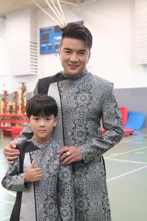 Polo là cậu bé được Đàm Vĩnh Hưng dành nhiều tình cảm. Nam ca sĩ thường chia sẻ những khoảnh khắc hai bố con bên nhau, từ những chuyến đi chơi, ăn uống đến các hoạt động thường ngày. Với anh, việc đồng hành cùng con không chỉ là chăm sóc mà còn là cách để hai bố con hiểu nhau hơn.