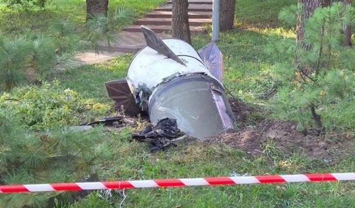 Mảnh vỡ này được phát hiện cắm xuống đất tại Kiev sau đòn tập kích của Nga.
