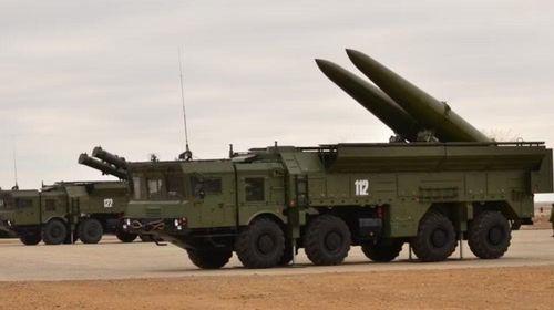 Điểm đáng chú ý nằm trên phần mảnh vỡ với ký hiệu "9M723-2F3". Dòng chữ này tương tự ký hiệu trên mảnh xác tên lửa từng được Tổng cục Tình báo Quốc phòng Ukraine (GUR) công bố hồi tháng 8.