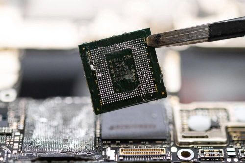  Chip Kirin 9000S trên điện thoại Huawei Technologies Mate 60 Pro. Ảnh: Bloomberg. 