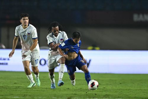  Siamsport dẫn lời cựu tiền đạo Sarayut Chaiyamdee chất vấn việc Thái Lan thường chuyền ngược dù đã đưa bóng tới khu vực nguy hiểm. 