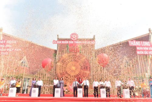 Các đại biểu thực hiện nghi thức phát động hưởng ứng Ngày Văn hóa Việt Nam tại Hà Nội năm 2026, với thông điệp "Thăng Long Hà Nội, ngàn năm văn hiến - Muôn sắc Việt Nam". Ảnh: Tuyết Mai - TTXVN
