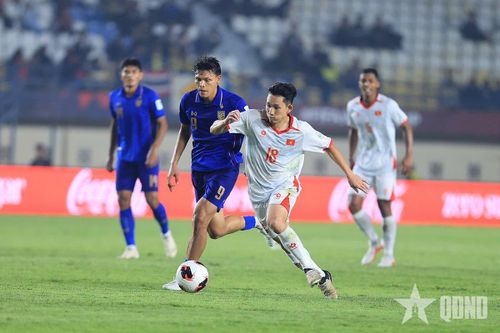 Hai Long (số 18) trong trận đội tuyển Việt Nam gặp đội tuyển Thái Lan tại FIFA ASEAN Cup 2026.