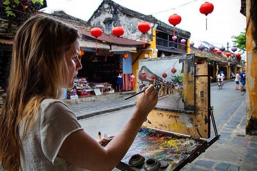 Du khách trải nghiệm phố cổ Hội An. (Nguồn: TITC)