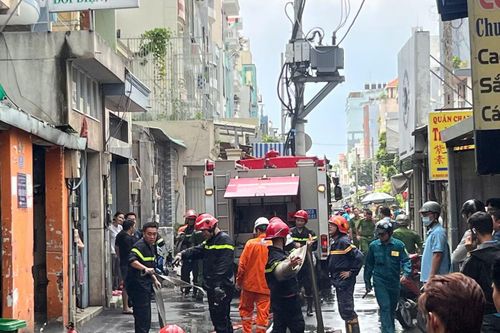  Lực lượng Cảnh sát PCCC và CNCH triển khai chữa cháy tại căn nhà trên đường Nguyễn Chí Thanh nối dài. Ảnh: N.T. 