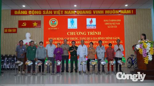 Trao tặng quà cho người dân có hoàn cảnh khó khăn.