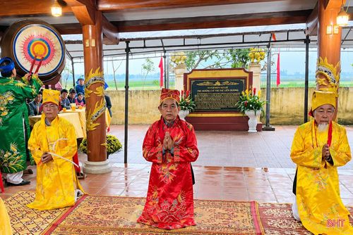 Bà con nhân dân tổ chức lễ khai hạ tại đền Đông Miếu.