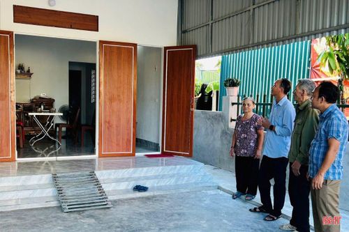  Nhờ sự giúp đỡ của xóm làng, chính quyền địa phương, ở tuổi 80, ông Nguyễn Văn Sơn có được ngôi nhà mới khang trang. 