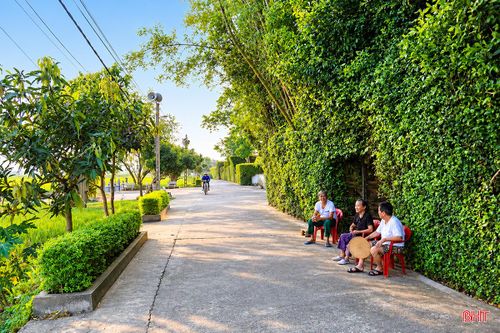  Trong cấu trúc làng quê truyền thống, tính cộng đồng là một đặc trưng nổi bật. Ảnh: Thanh Hoài. 