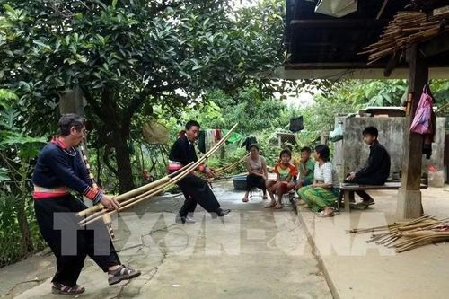 Nghệ nhân truyền dạy điệu múa khèn cho thế hệ sau. Ảnh: Phan Tuấn Anh/TTXVN