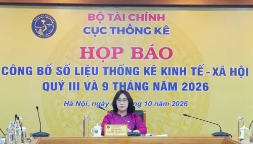Bà Nguyễn Thị Hương, Cục trưởng Cục Thống kê, chủ trì cuộc họp báo. Ảnh: LƯU THỦY