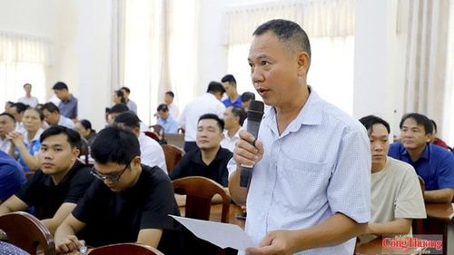 Cử tri khu vực 5, phường Thới An Đông kiến nghị về chế độ, chính sách và đãi ngộ đối với cán bộ, công chức cấp cơ sở tại hội nghị.
