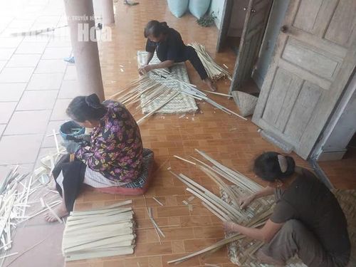 Bà con thôn Thạch Tiến vẫn giữ nghề đan cót truyền thống.