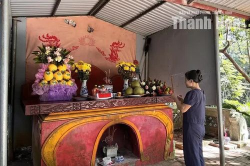 Người dân địa phương dâng hương tưởng nhớ công lao, đóng góp của bà Hàng Dầu.