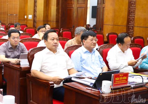 Bí thư Tỉnh ủy Trần Tiến Dũng và lãnh đạo tỉnh, các sở ngành dự phiên họp.