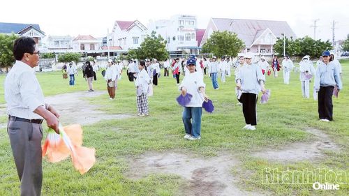 Diễn viên quần chúng thôn Hữu Đức, xã Phước Hữu luyện tập văn nghệ chuẩn bị Lễ hội Katê 2026.
