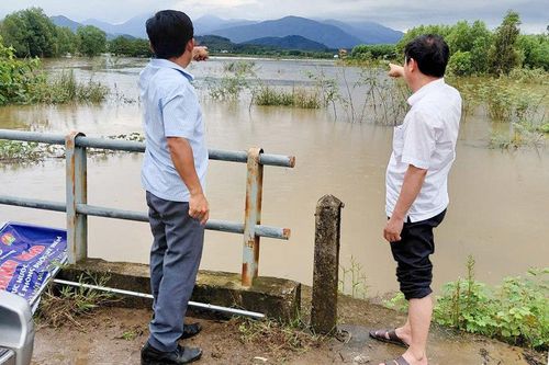 Chủ tịch UBND xã Nam Thành Đoàn Công Hòa (áo trắng, bên phải) đi thực địa kiểm tra, thực tế và chỉ đạo ứng phó ngập lụt