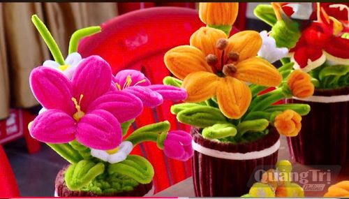 Sản phẩm hoa kẽm của học sinh Trường Giáo dục Chuyên biệt tỉnh Quảng Trị - Ảnh: T.H