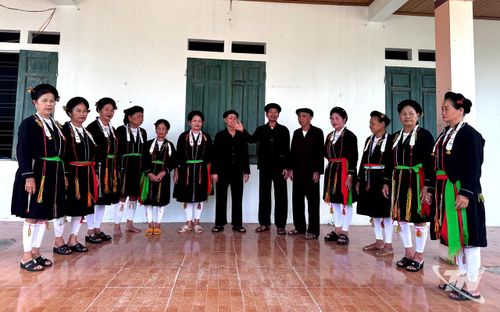 Các thành viên Câu lạc bộ Soọng Cô Phú Nhội trong một buổi sinh hoạt.