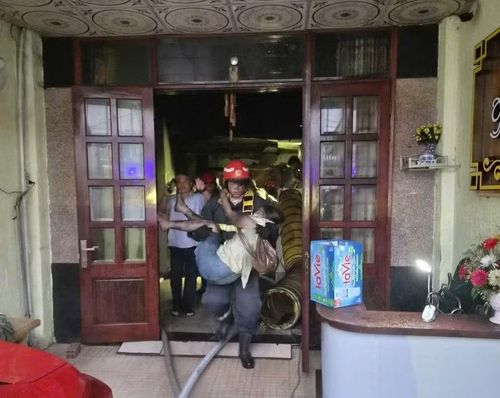 Nạn nhân bị mắc kẹt trong đám cháy được cán bộ chiến sĩ khẩn trương hỗ trợ, giúp thoát ra ngoài an toàn.