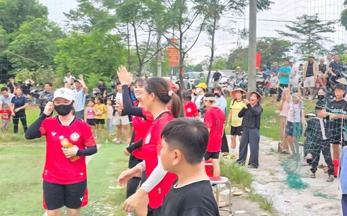 Đông đảo khán giả cổ vũ các đội tuyển bóng đá nữ thi đấu, góp phần tạo nên đời sống tinh thần ngày càng phong phú ở vùng quê Hát Môn. Ảnh: Nguyễn Mai