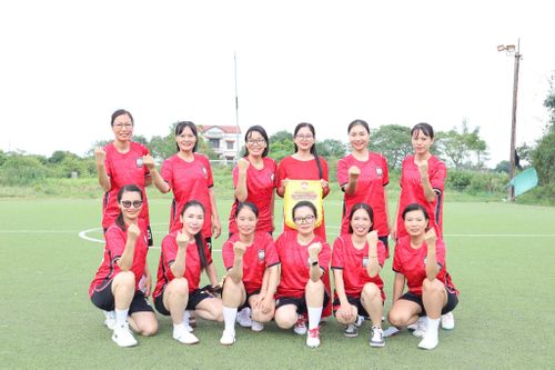 Bóng đá nữ ở Hát Môn đang dần trở thành một phong trào sôi nổi, thu hút phụ nữ từ các thôn dân cư, trường học đến cơ quan, đơn vị. Ảnh: Nguyễn Mai