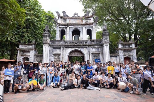 Các thí sinh IOAA tham quan Văn Miếu - Quốc Tử Giám. Ảnh: BTC