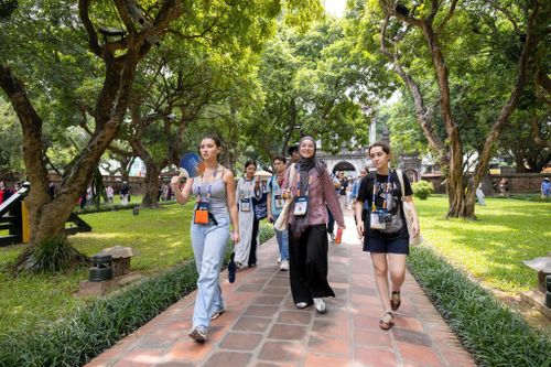 Qua mỗi điểm đến, các thí sinh có cơ hội tiếp cận một lát cắt khác của Hà Nội. Ảnh: BTC