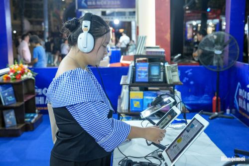 Bạn Quỳnh Anh (sinh viên Học viện Báo chí và Tuyên truyền) cho biết: "trải nghiệm đọc sách số giúp tôi hình dung rõ hơn cách công nghệ hỗ trợ việc tiếp nhận thông tin. Là sinh viên, tôi thường xuyên sử dụng các thiết bị điện tử để học tập và tìm kiếm tài liệu. Khi trực tiếp trải nghiệm nền tảng đọc sách số, tôi thấy hình thức này khá thuận tiện, nhất là khi muốn tìm nội dung cần thiết. Trải nghiệm tại Hội sách cũng giúp tôi biết thêm một cách tiếp cận sách ngoài việc đọc bản in truyền thống".