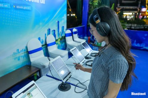 Từ những trải nghiệm trực tiếp, có thể thấy việc giới thiệu công nghệ đọc sách không chỉ nhằm làm mới hình thức tiếp cận sách, mà còn tạo cơ hội để người dân hiểu và lựa chọn phương thức phù hợp với nhu cầu của mình. Sách giấy vẫn giữ sức hấp dẫn riêng qua cảm giác cầm, lật từng trang thì sách số mở rộng khả năng tiếp cận nội dung trên các thiết bị cá nhân.