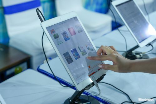 “Trước đây, tôi chủ yếu đọc sách giấy và chưa dành nhiều thời gian tìm hiểu các nền tảng sách số. Khi được hướng dẫn trải nghiệm và có thể cài đặt trên máy điện thoại cá nhân. Điều này khiến tôi muốn tìm hiểu thêm về các đầu sách điện tử và cách khai thác nguồn tài liệu phục vụ học tập”, Ngọc Cẩm chia sẻ.