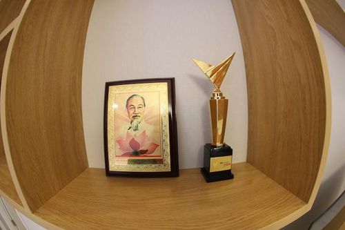 Món quà của Chủ tịch nước Trương Tấn Sang được Ánh Viên đặt trong phòng khách nhà mới.