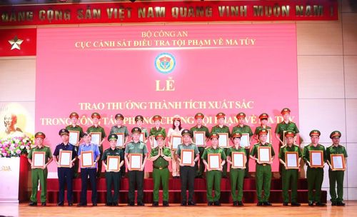 Thứ trưởng Nguyễn Văn Long trao thưởng các tập thể có thành tích xuất sắc trong công tác phòng, chống tội phạm về ma túy, ngày 19/5/2026