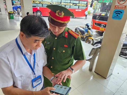 Lực lượng chức năng hướng dẫn cơ sở, người dân cài đặt và sử dụng ứng dụng Báo cháy 114. Ảnh: ĐT