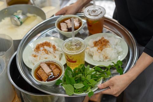  Quán bánh cuốn bà Hoành với tuổi đời hơn 70 năm ở Hà Nội. Ảnh: Việt Linh. 