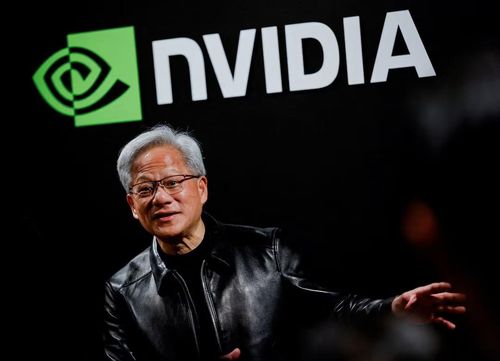 Nvidia, Jensen Huang, phát biểu trước cửa sau khi tham dự Lễ tiếp đón Hệ sinh thái AI tại Tokyo (Nhật Bản) ngày 16/7. Ảnh: Reuters.