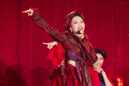 Phần âm nhạc tạo điểm nhấn nhờ cách kết hợp dân ca với pop, electronic, hip-hop, R&B và rock.