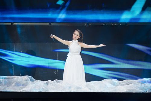 Cách pha trộn nhiều chất liệu trong một số ca khúc chưa thật sự liền lạc.