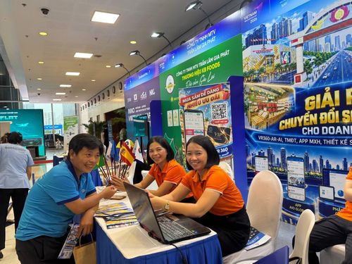 Các gian hàng giới thiệu sản phẩm công nghệ trong khuôn khổ diễn đàn. (Ảnh: Hà Linh)