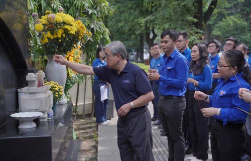  Cụm thi đua số 6 dâng hoa, dâng hương tại Bia Tưởng niệm chiến sĩ Biệt động Sài Gòn 