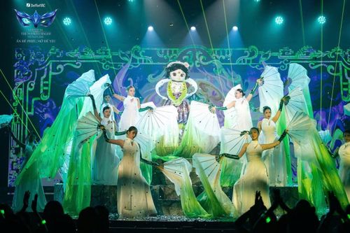  Mad Long kết hợp Dệt tầm gai và Bắc thang lên hỏi ông trời trong bản mashup mang màu sắc dân gian đương đại. Ở phần giao lưu, nhân vật sử dụng giọng khàn và thay đổi cách nói giữa miền Bắc, miền Nam, khiến các manh mối về xuất thân trở nên khó xác định. 