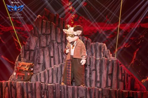  Dê Du Ký trình diễn Khoan thai với giọng trầm ấm, những đoạn cao trào mang màu sắc rock. Bích Phương và Đức Phúc đều có cảm giác quen thuộc với người hát, còn Trấn Thành chưa tìm được hướng dự đoán rõ ràng. 